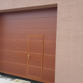 Sekčné garážové brány s prechodovými dverami v širokej škále farebného prevedenia