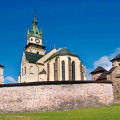 Námestiu dominuje Mestský hrad s neskorogotickým Kostolom sv. Kataríny – patrónky mesta.