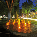 Nočný park s fontánou