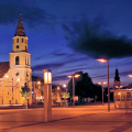 Nočný pohľad na námestie Slovenského národného povstania